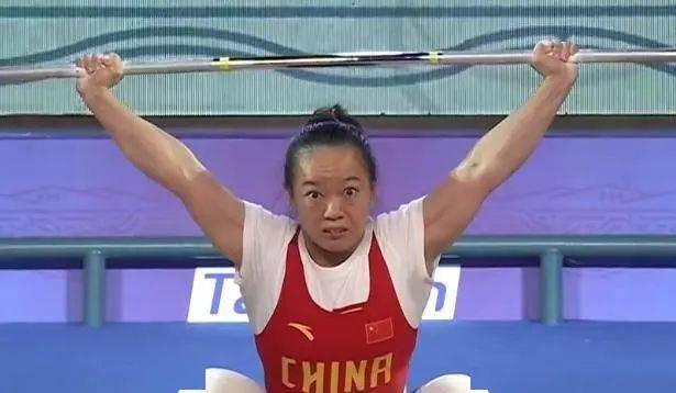 挺举项目,胡玉婷开把110公斤成功,刘凤开把110公斤,也成功了.
