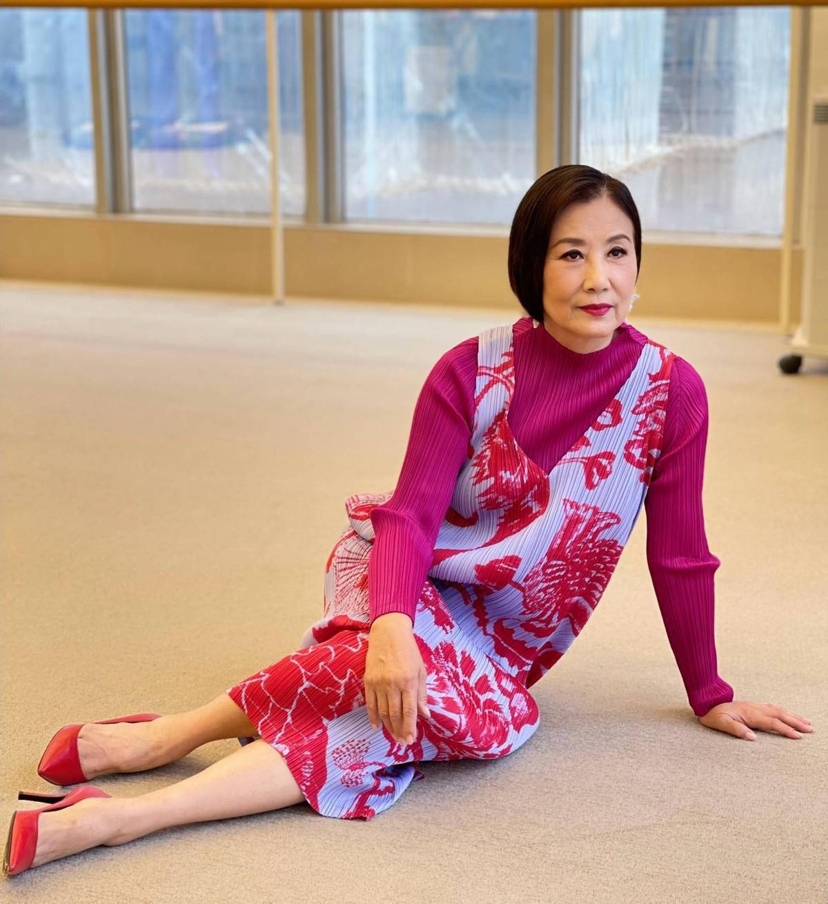 74岁的汪明荃穿衣真拉风,浓妆长裙配高跟鞋,时髦装扮十分抢镜