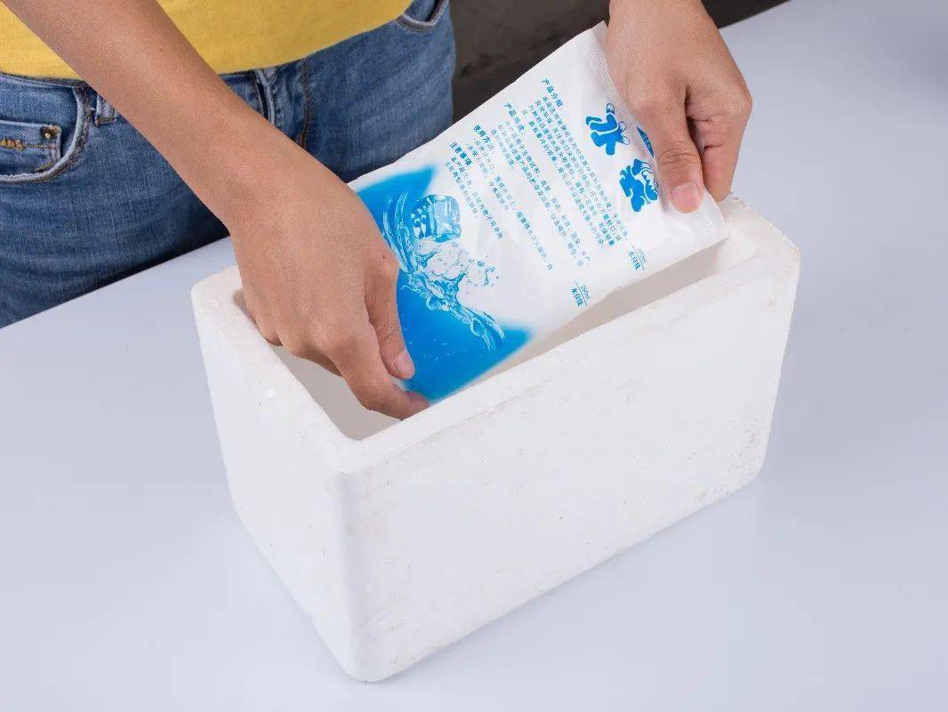 宠物产生的垃圾快递里的冰袋它们应该扔在哪个垃圾桶里呢