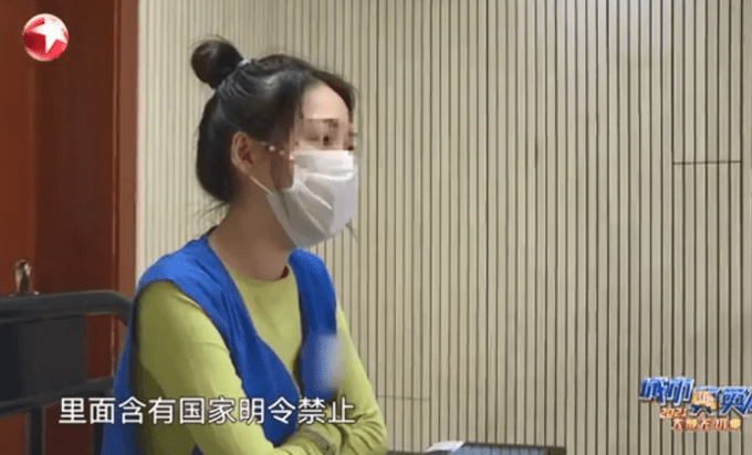郭美美审讯时跷二郎腿被民警制止，卖69元一粒的减肥药成本仅8毛