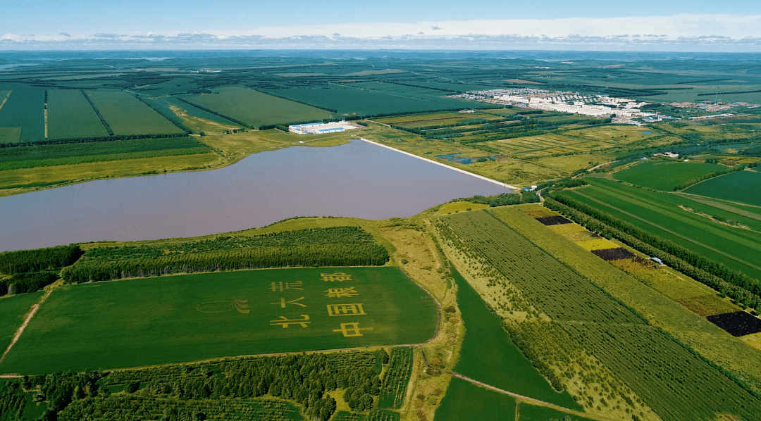 大西江农场有限公司党委书记,董事长,场长 李文生两山相待龙头聚 二水