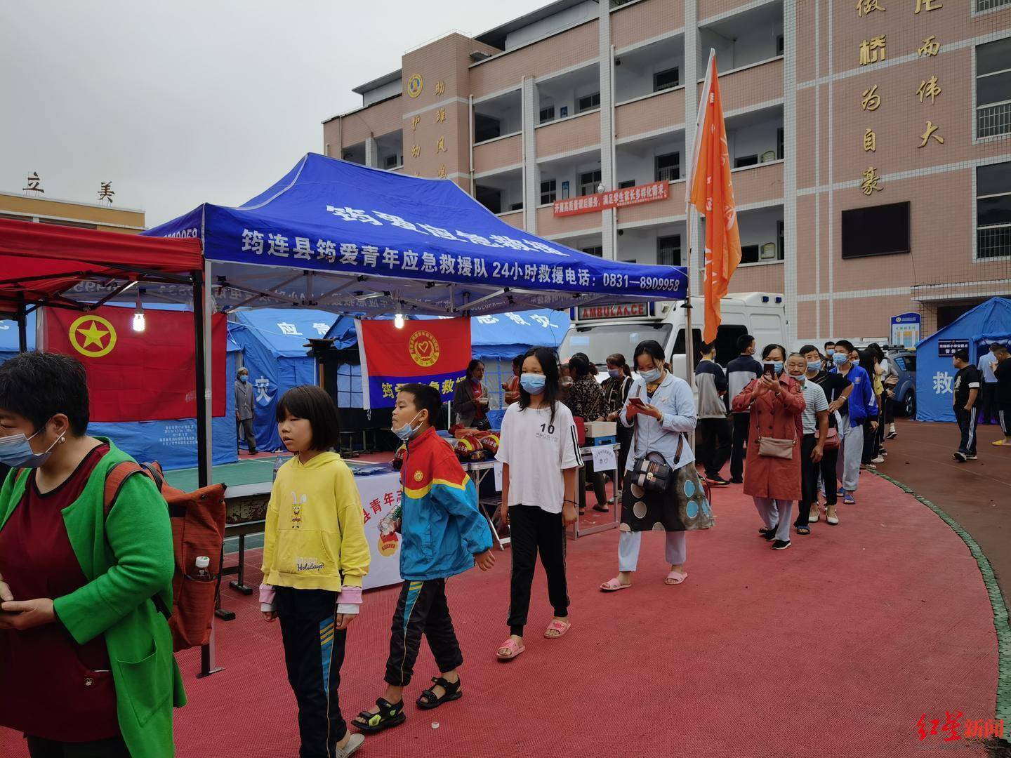 社会|震后安置点的第一顿早餐：秩序井然，群众吃上热气腾腾的面条和粥