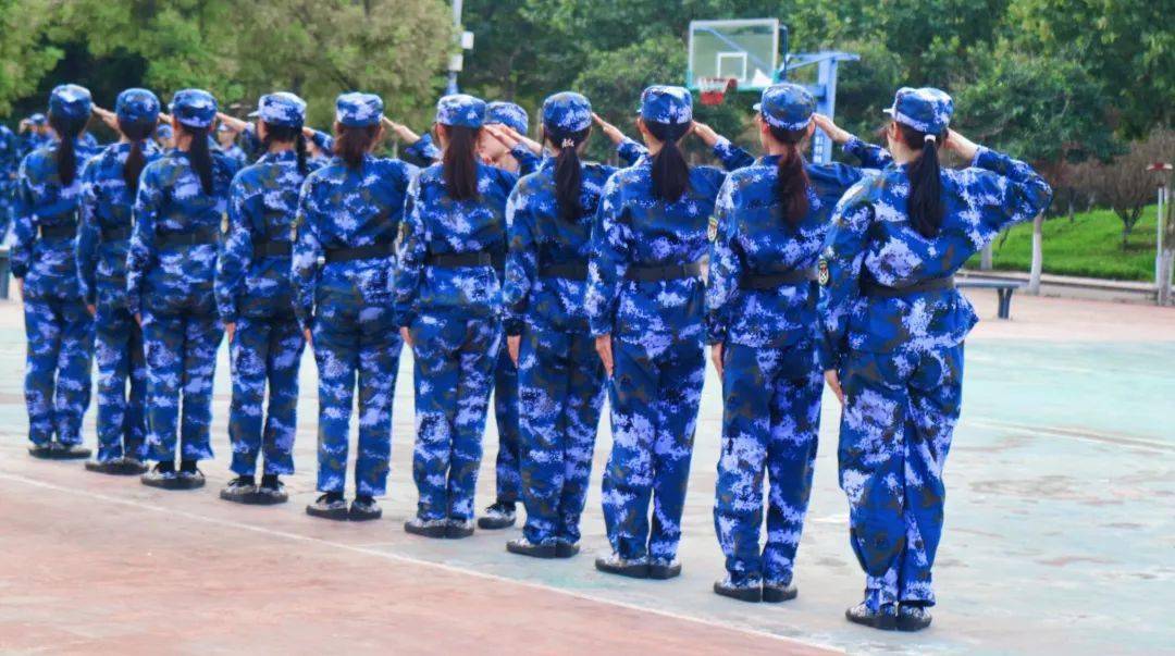 青春绽芳华丨迷彩敬青春军训展英姿