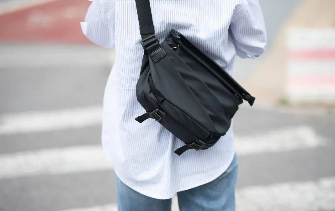 设计|让男人一见痴迷「巨能装」斜挎包！出街背它帅炸整条街