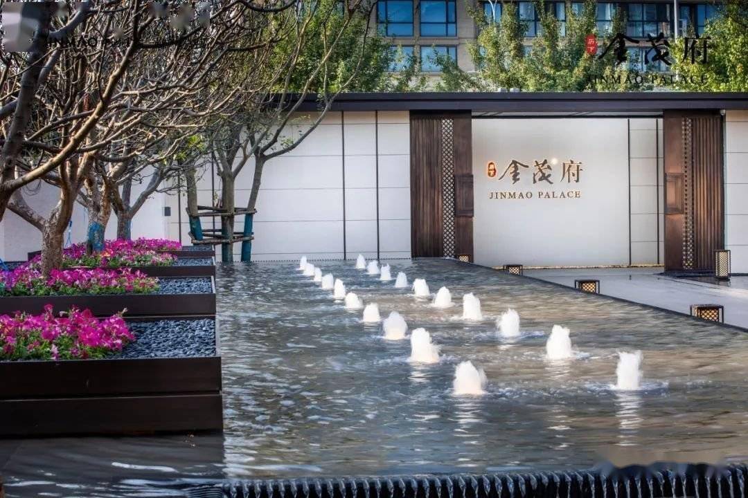 历下金茂府延续了之前济南两座金茂府的品质:示范区大门规格气派,端庄