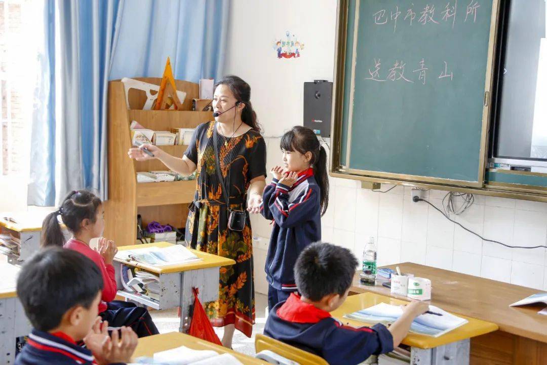 除了捐赠活动外，市教育体育局还开展了送教下乡活动，询问孩子们学习上