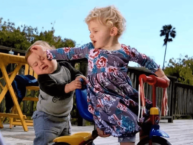 小孩|四岁女孩力大无比把幼儿园男小孩打个遍，我天天被老师叫怎么办？