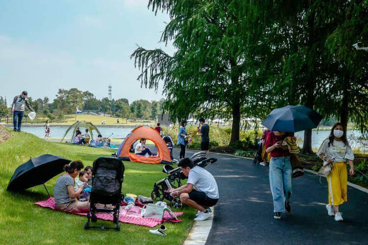 35万,共青森林公园迎来免费后首个大客流!小长假首日申城公园游客如织