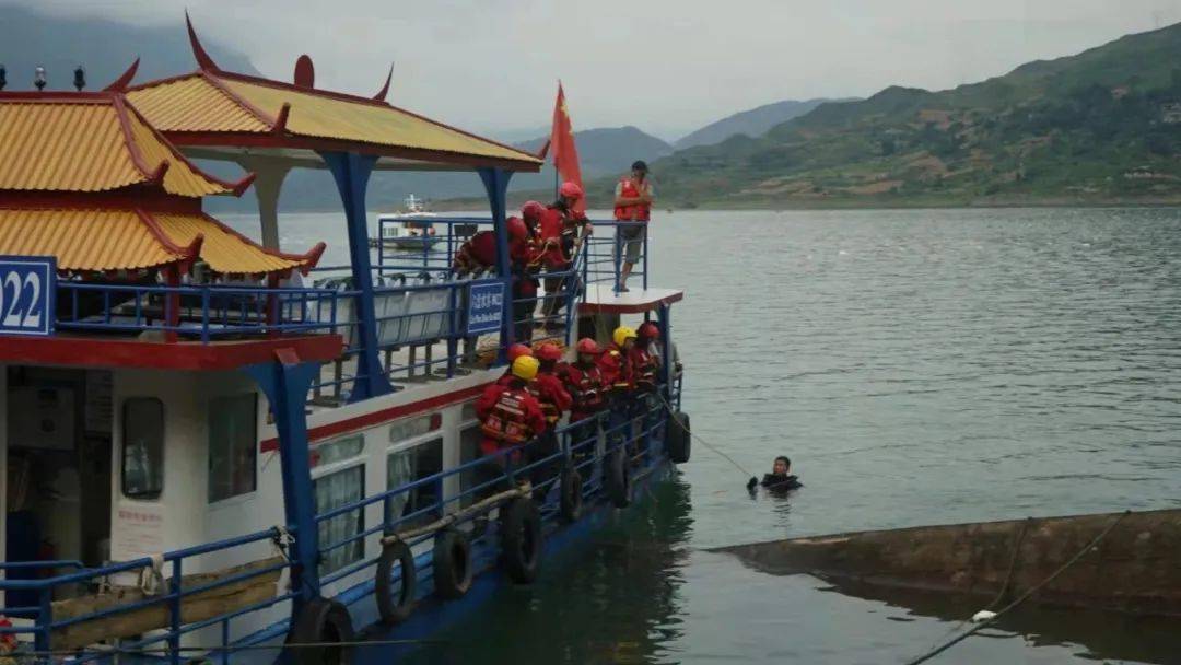 摩托车载人未戴头盔违法行为警告处理（媒体：湖北一游览车落水沉没致5死）