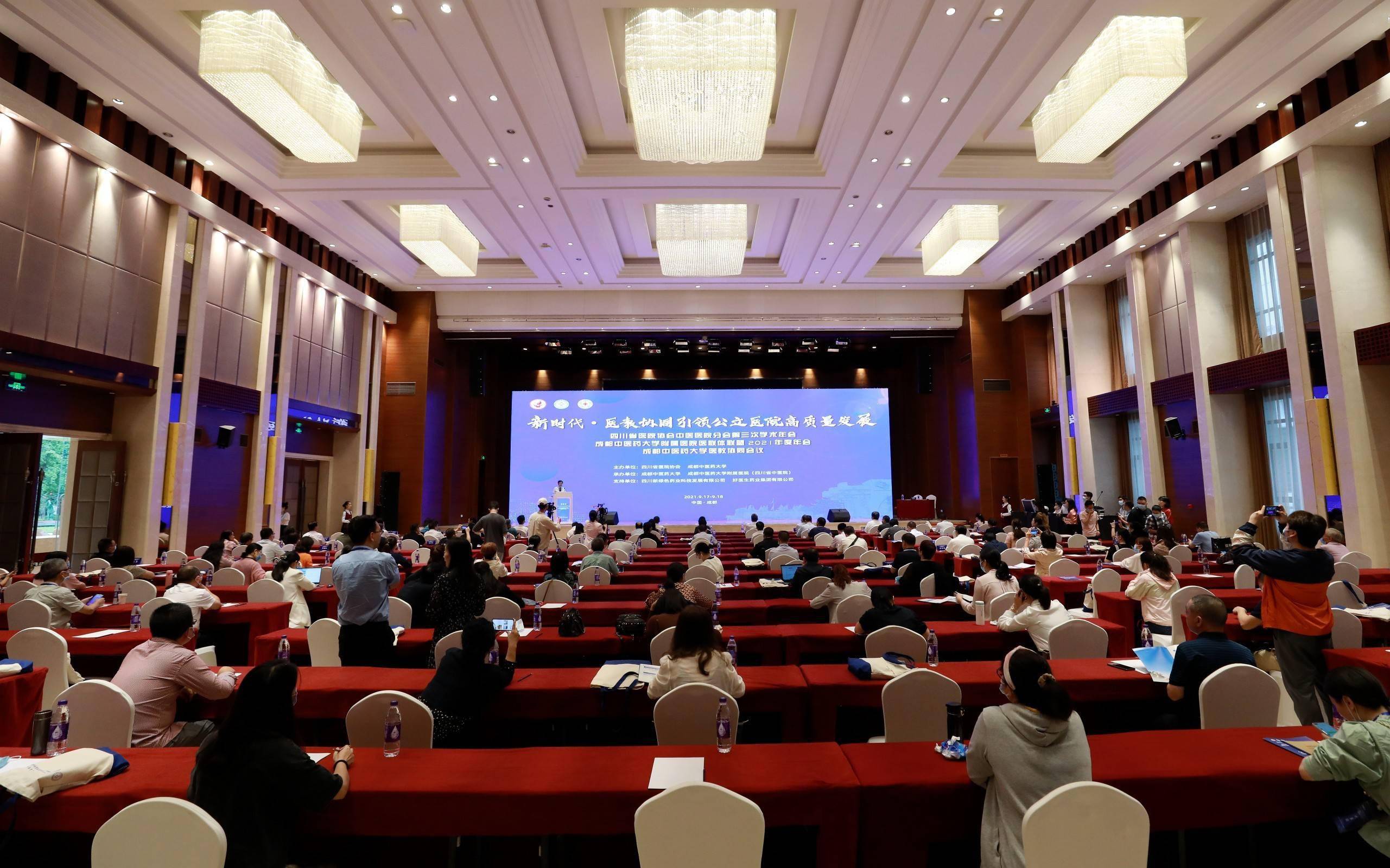 大会|如何引领公立医院高质量发展？成都中医药大学校长余曙光：促进“医教研产”协同发展