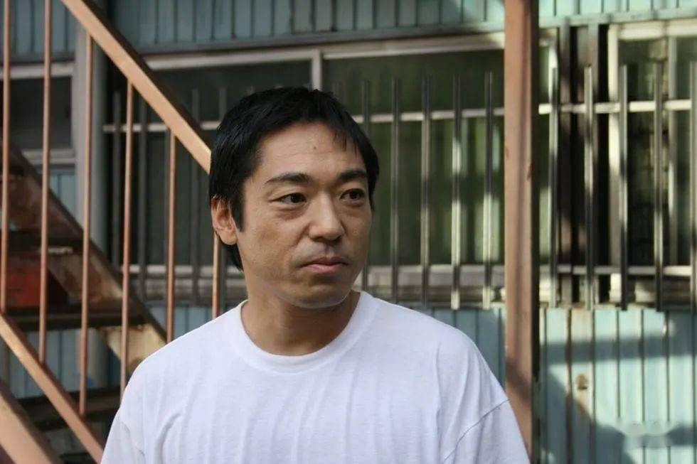 香川照之在一次采访中,奉俊昊被问到拍摄《震动东京》的想法是从何