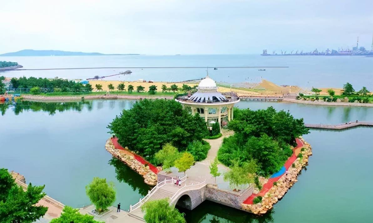 走在新晋"网红"——金线顶公园里,站在空中观海长廊环视威海湾,欣赏无