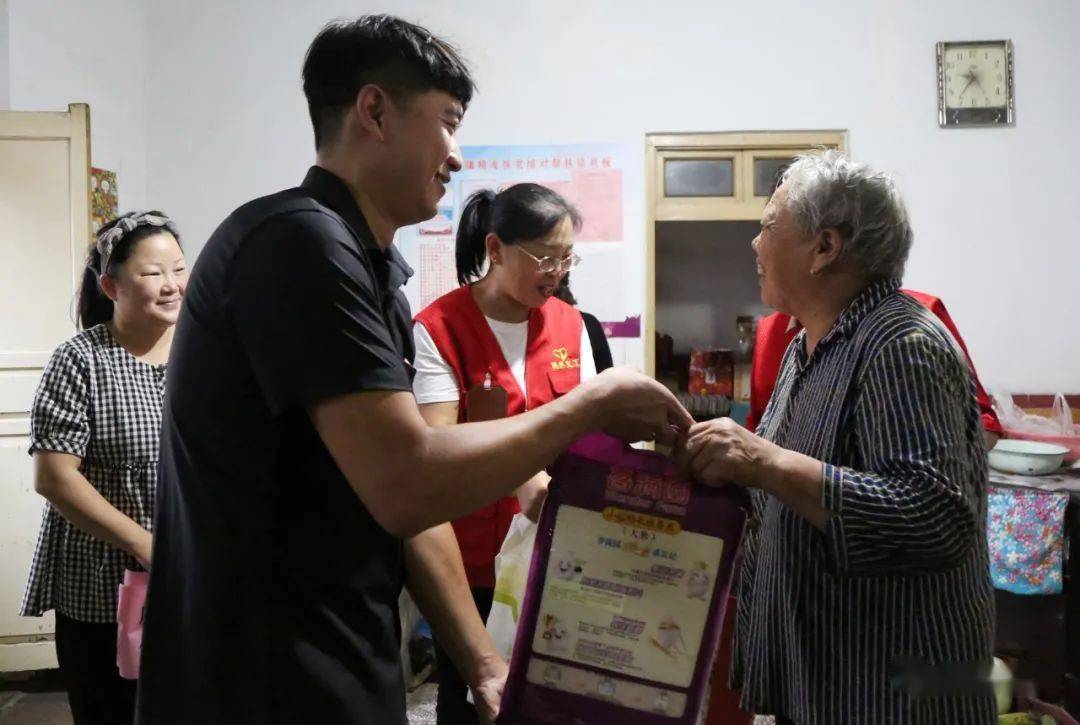 看望齐淑芬老人走进龙街村看望齐素珍老人