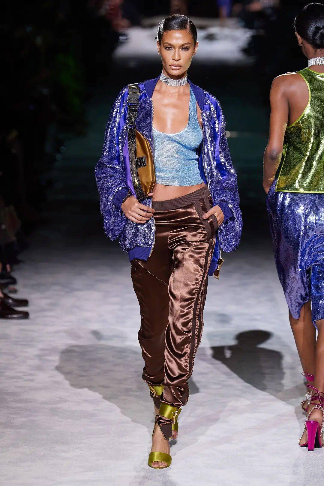 带着|一己之力拯救了Gucci的男人，出走后的他带着全新的运动风潮 SPRING 2022 READY-TO-WEAR，飒爽归来。