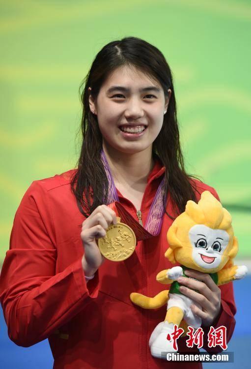 张雨霏夺全运会女子100米蝶泳金牌 赛后比心