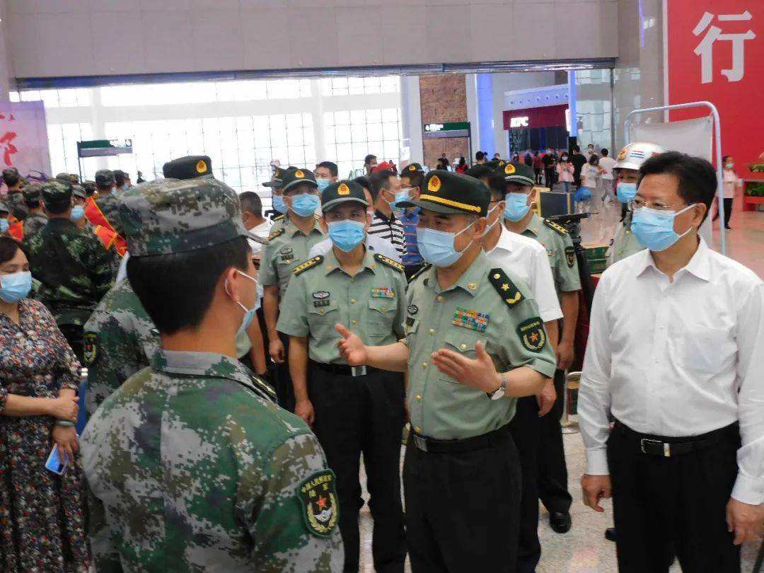 司令員率隊到重慶西站為新兵送行市委宣傳部,市政府辦公廳,警備區動員