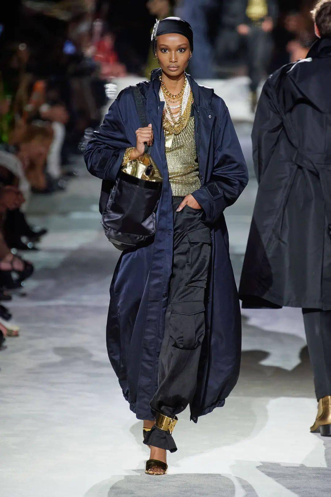 带着|一己之力拯救了Gucci的男人，出走后的他带着全新的运动风潮 SPRING 2022 READY-TO-WEAR，飒爽归来。