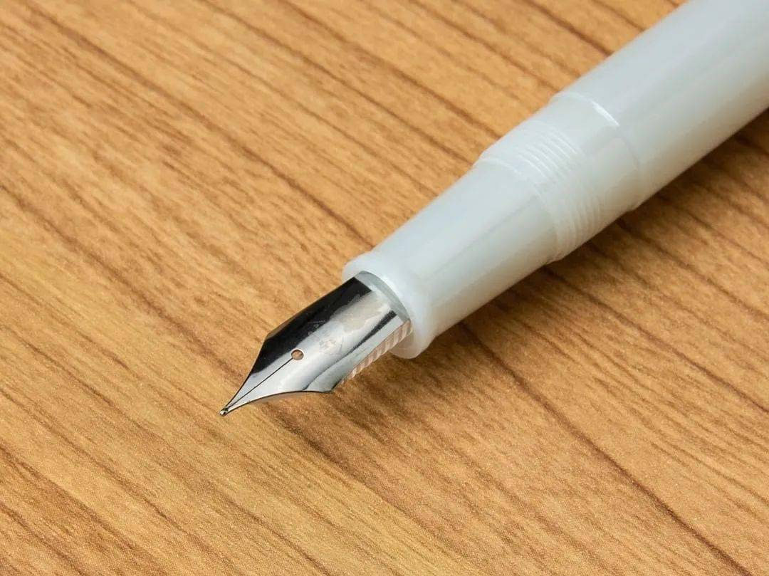 压倒校草500支钢笔 错一道题就往下塞一支笔