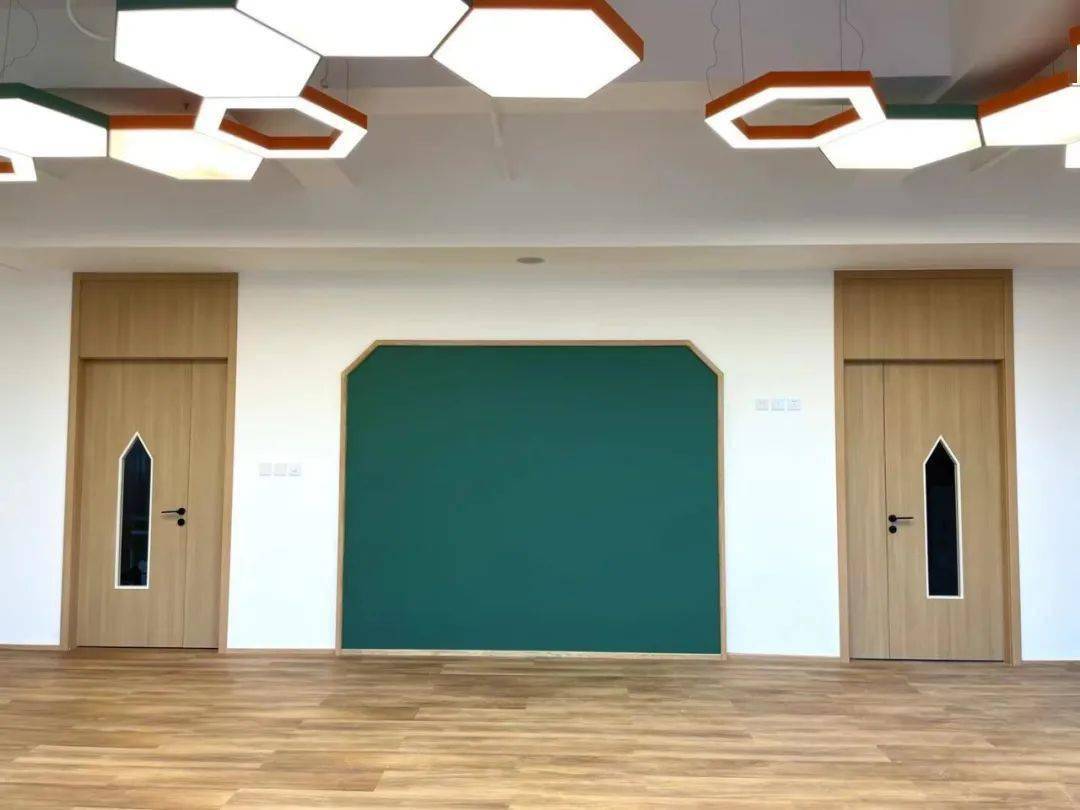 蜂巢|「小镇幼儿园教室」跟我走进学校一起看看吧