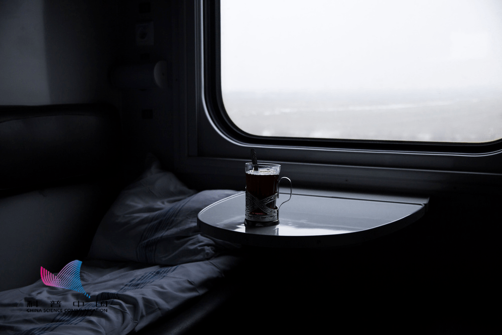 夜间行车,列车进站或经过市区时,窗帘能够有效阻挡窗外的光线,让旅客