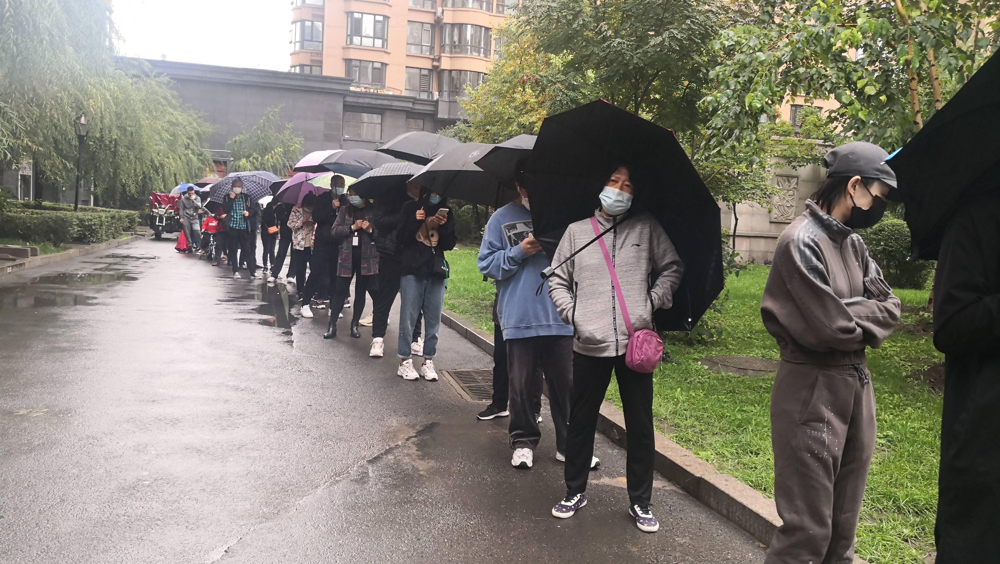 小区居民雨中排队,未测核酸的市民健康码将调为黄色_检测