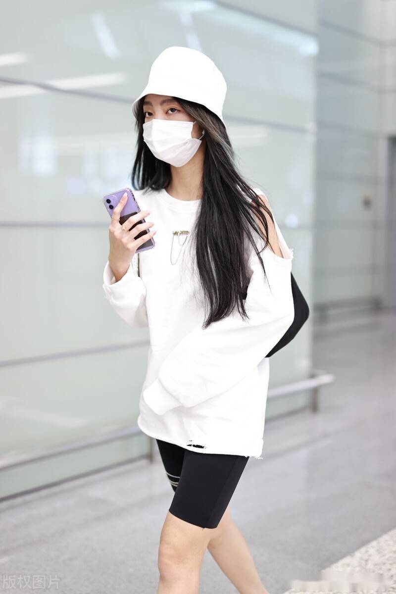 街拍:李紫婷白色露肩破洞卫衣 黑色链条骑行裤 运动鞋时髦随性
