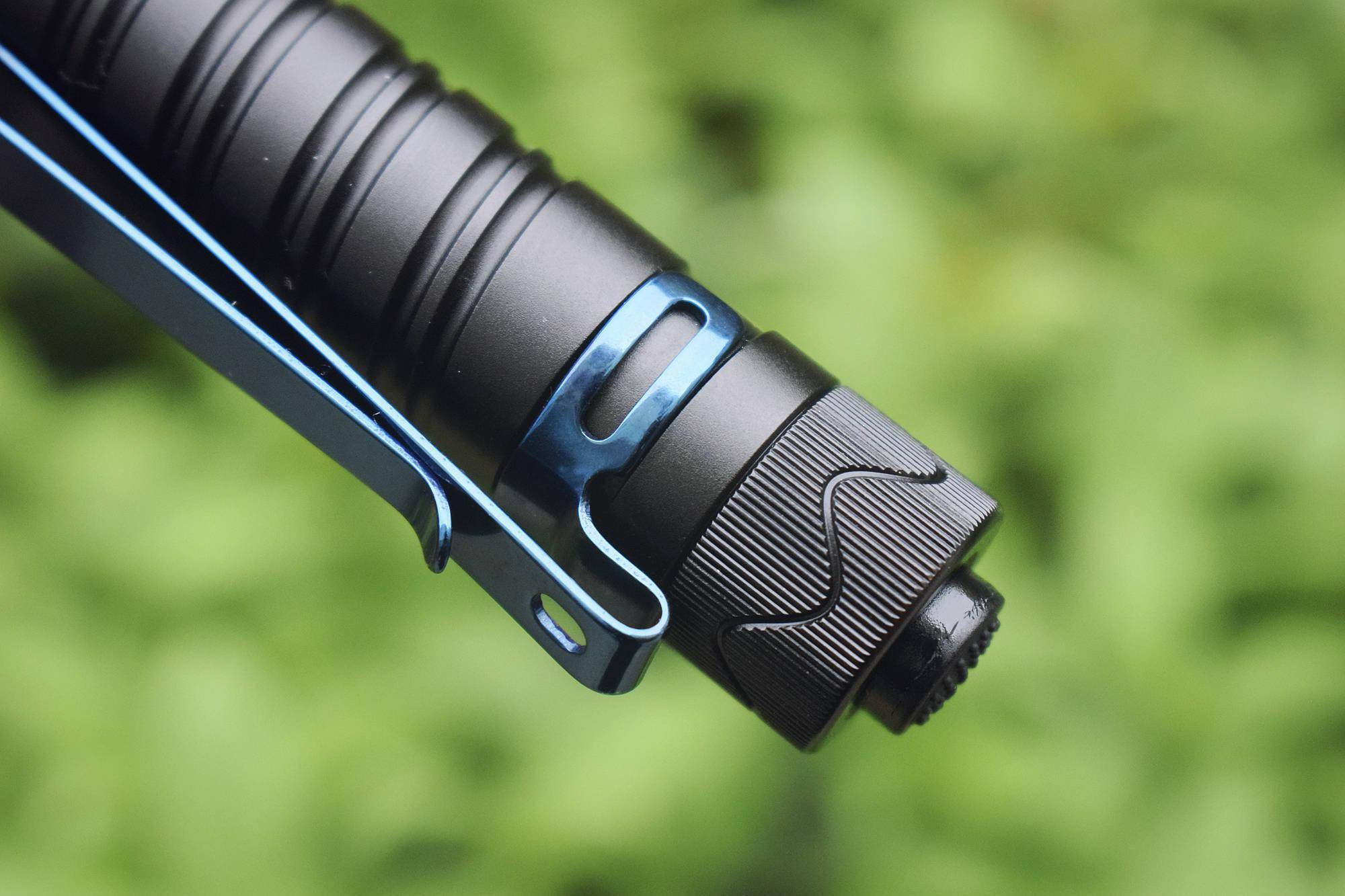 手械闹亓靠梢越涔以卦谌魏蔚胤,甚至帽檐上,充当帽灯使,解放双手.