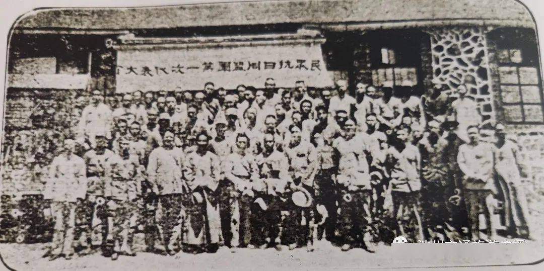 1933年,察哈尔民众抗日同盟军第一次代表大会全体代表的合影(前排左四