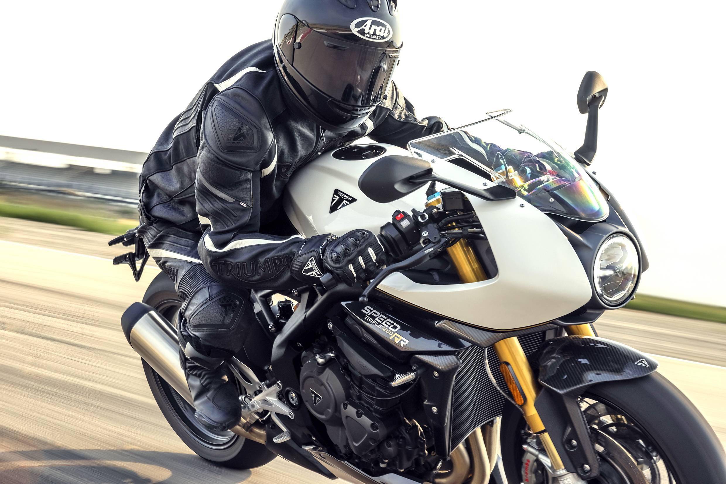 现行款的街车版 speed triple 1200 rs 有供应国内市场,官方定价约为