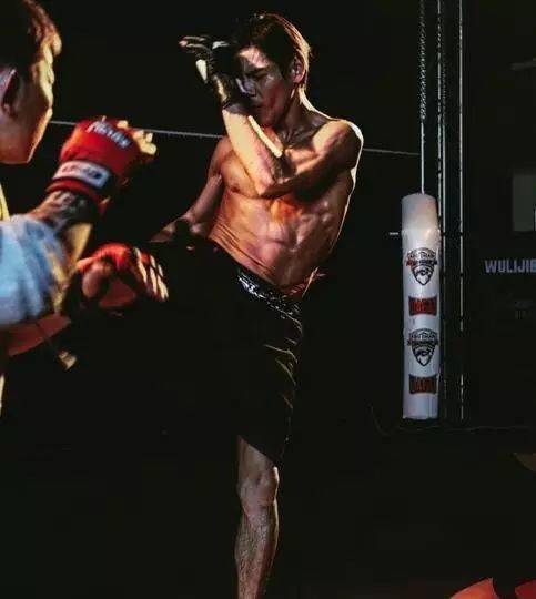 向佐健身的哥哥和不健身的弟弟不同的人生