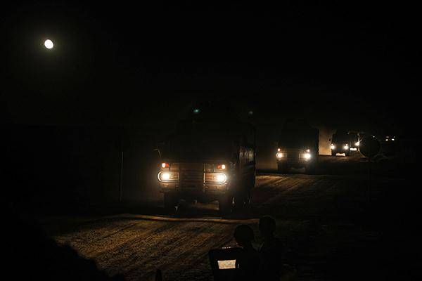 高清大图!炮兵部队夜间大漠实兵实弹演练掠影