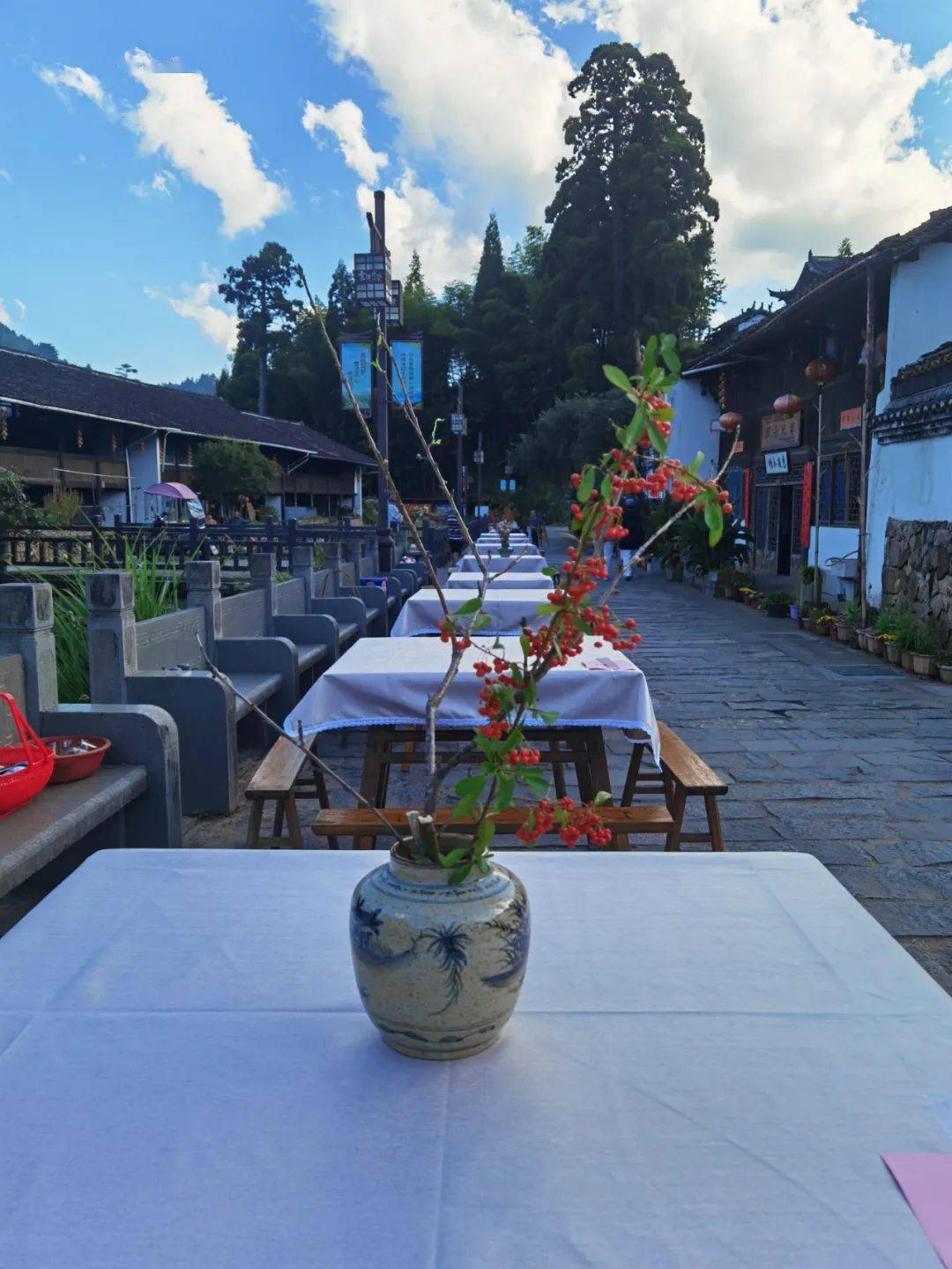 精心布置的长桌宴