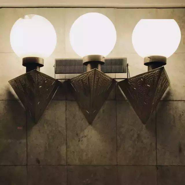 摄影给平常的事物赋予一种不平常的气氛，摄影同样如此！