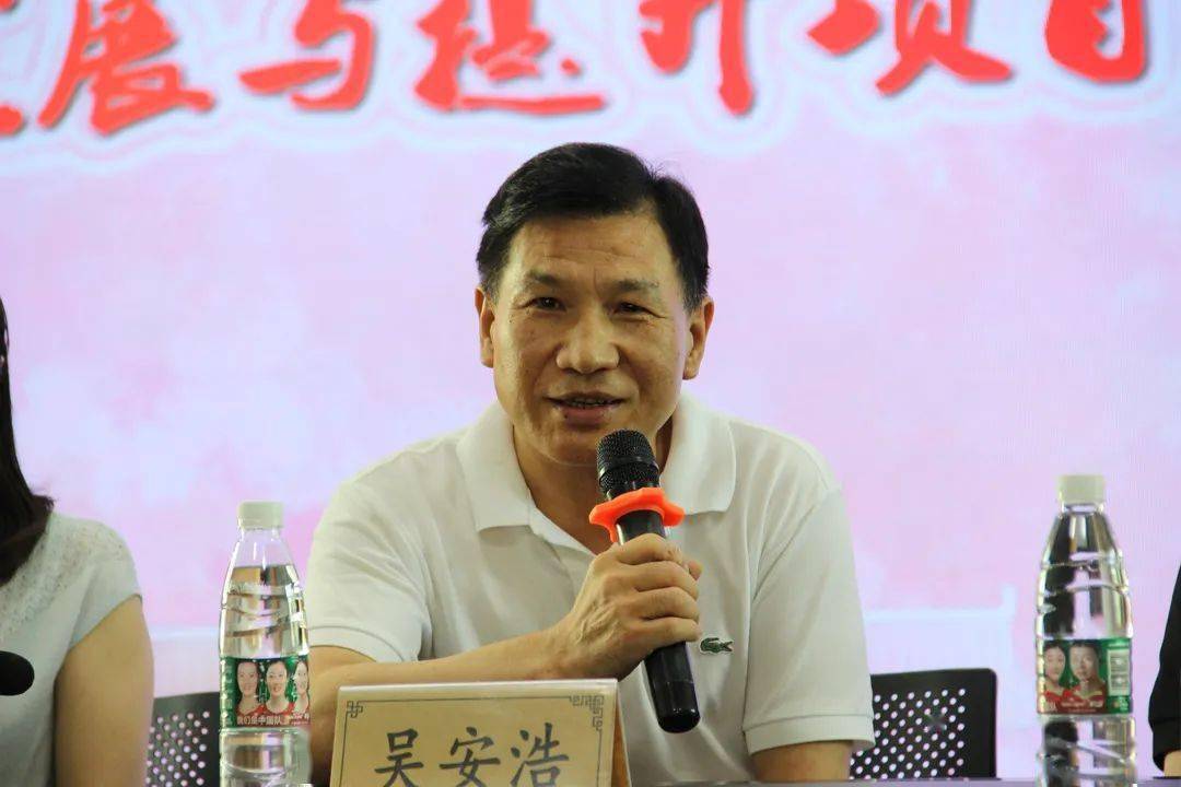 株洲市教育局党委书记,局长吴安浩也做了简短的讲话,感谢专家们的支持