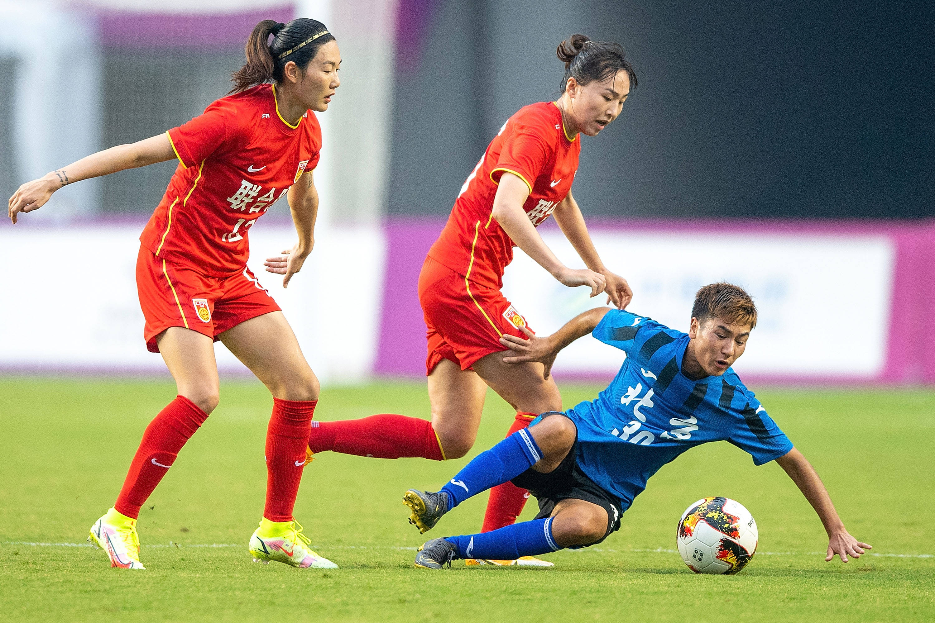 足球——女子成年组:联合队战胜北京队晋级决赛