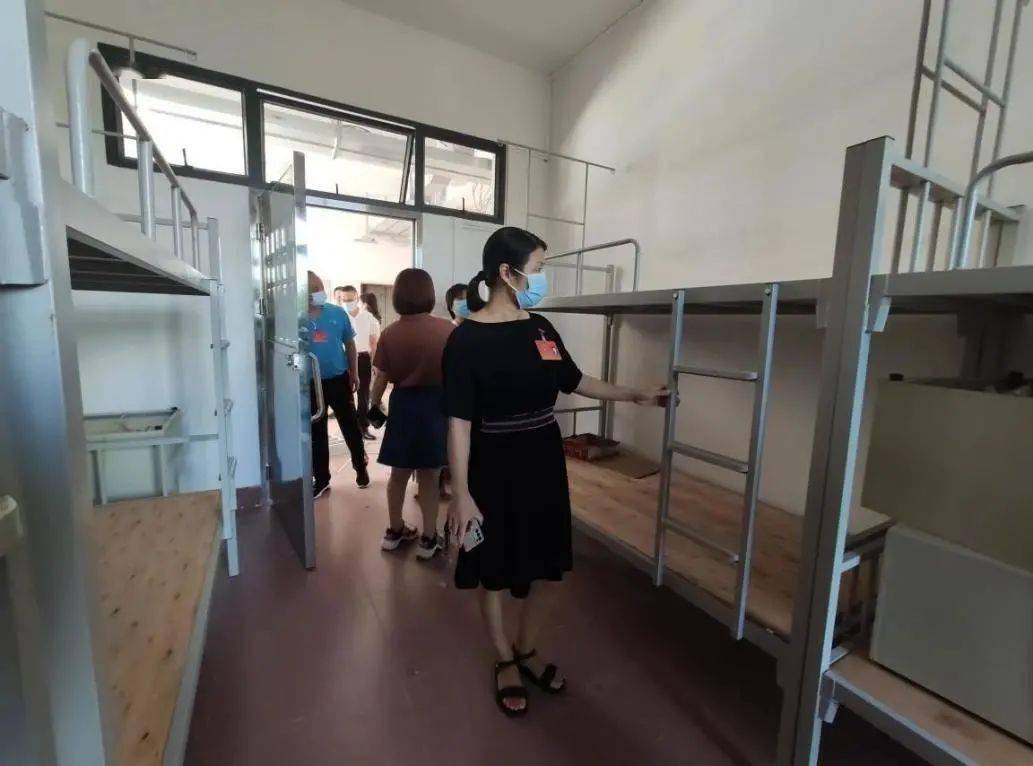 龚维新带队,到厚兴郑伟权学校,西厂小学,杨仙逸中学等检查安保工作