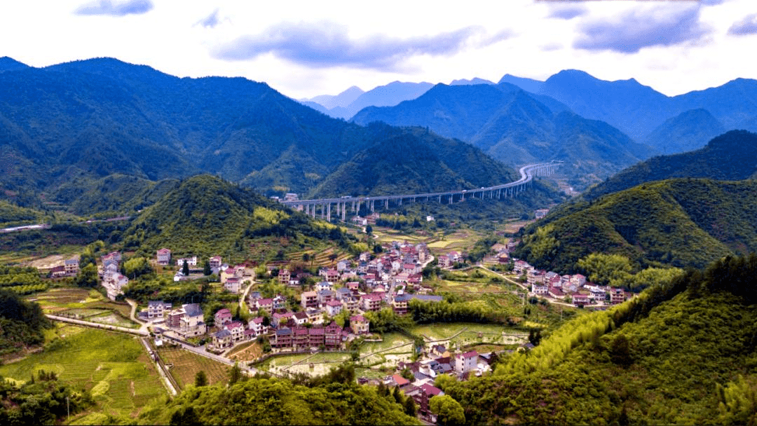 "新昌乡郭塘村是常山县最偏僻的村庄,四面被大山包围,整个村庄"脏乱差