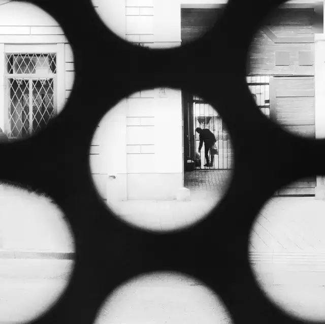 摄影给平常的事物赋予一种不平常的气氛，摄影同样如此！