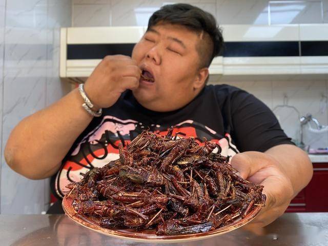 网红吃播560斤还在吃家人很支持网友却担心怕他原地爆炸