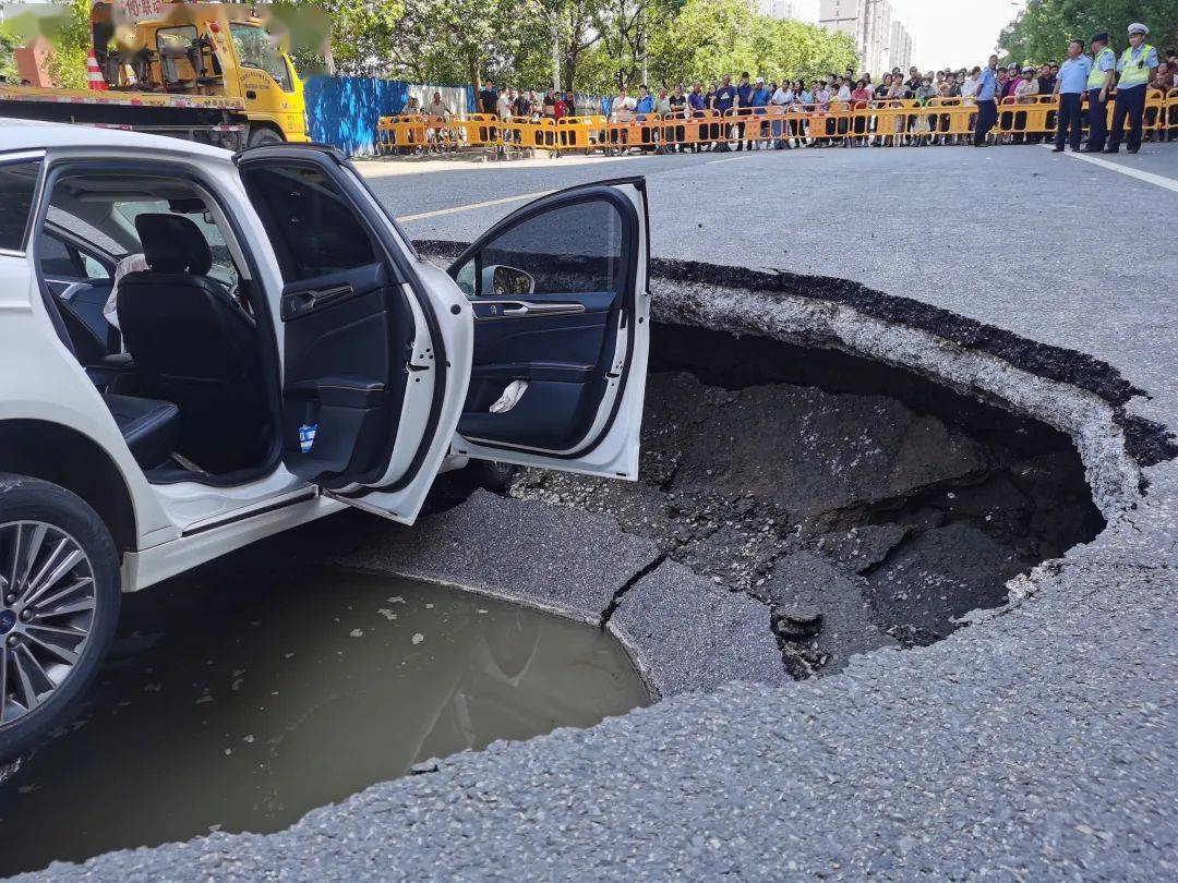 启东一路口发生塌陷一辆白色轿车