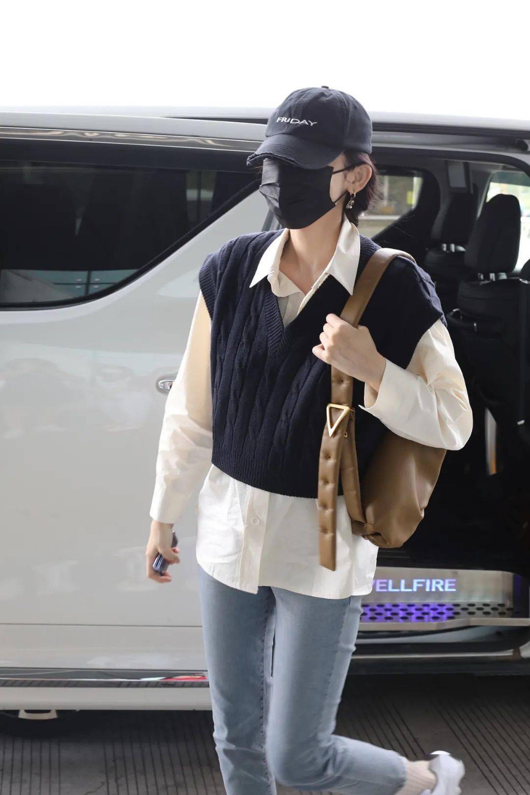 感觉 娜扎最近穿了好几遍的单品 马甲叠穿到底有多香?