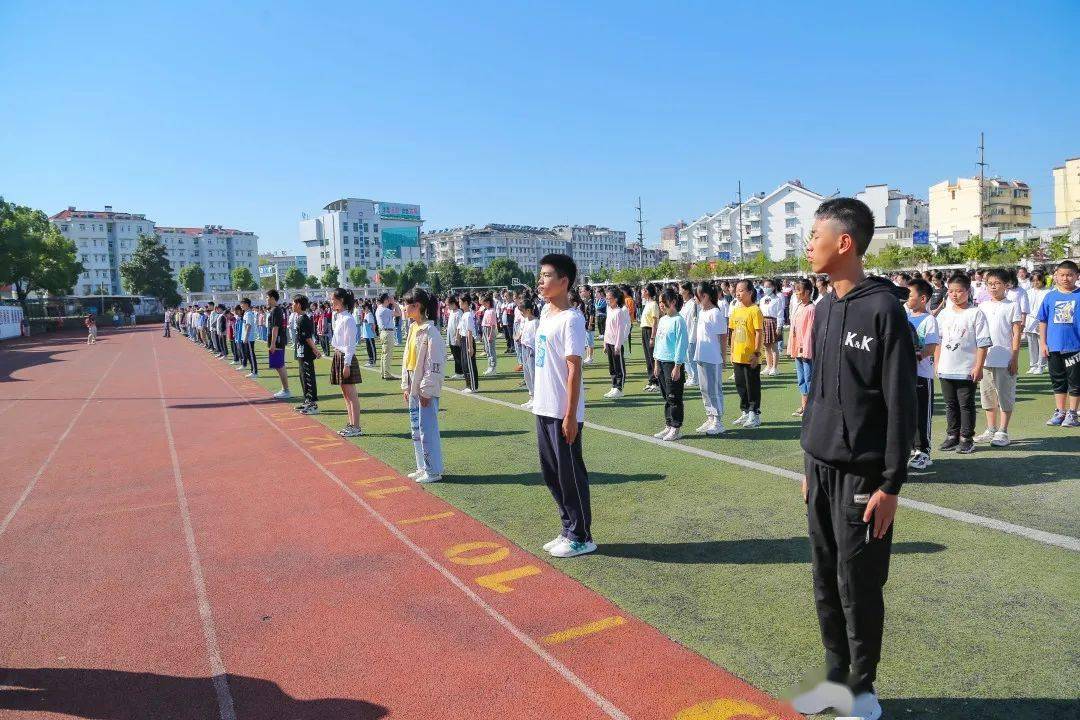 汇聚于学校操场精神抖擞地泾县稼祥中学全体师生9月23日硕果飘香
