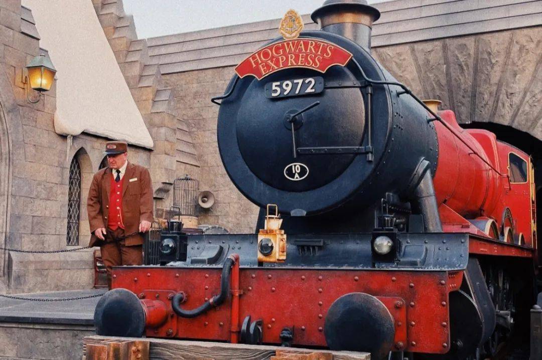 这里有霍格莫德车站,金色飞贼 还有随处可见挥舞魔法棒的游客 复刻