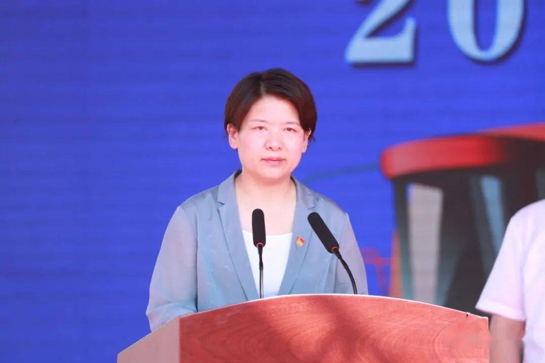 田红霞宣读五个"十佳"获奖名单.受表彰的五个"十佳"代表上台领奖.