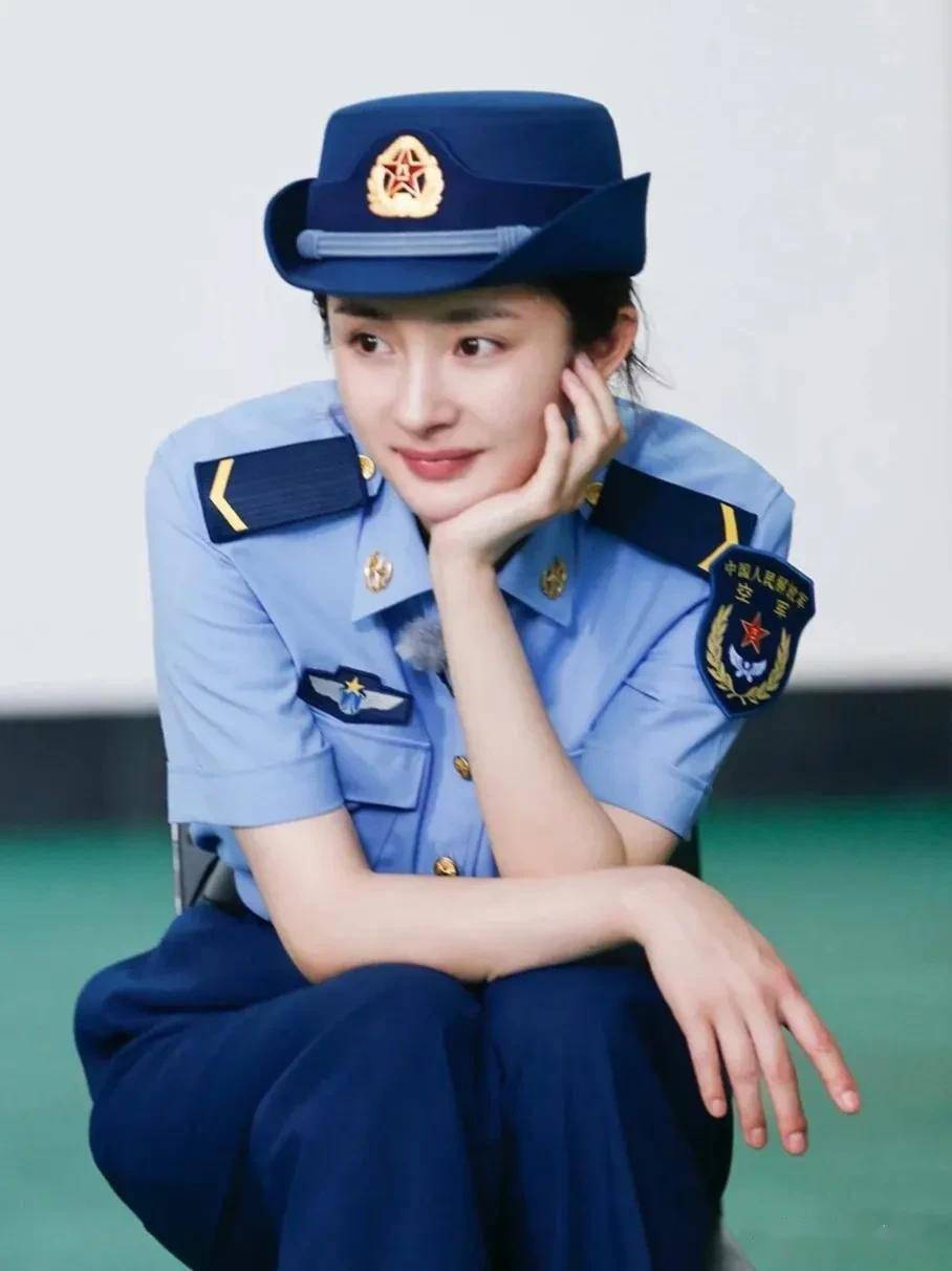 杨幂:飒爽英姿,军中极品