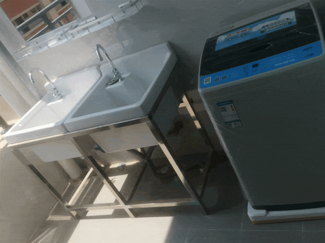 间洁具到位并完成调试上午9点,527间宿舍灯具照明,洗漱用具早上6点