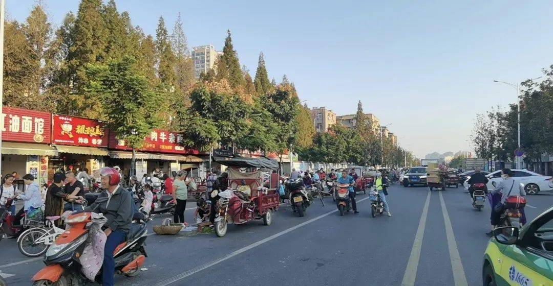 襄阳一马路市场被取缔