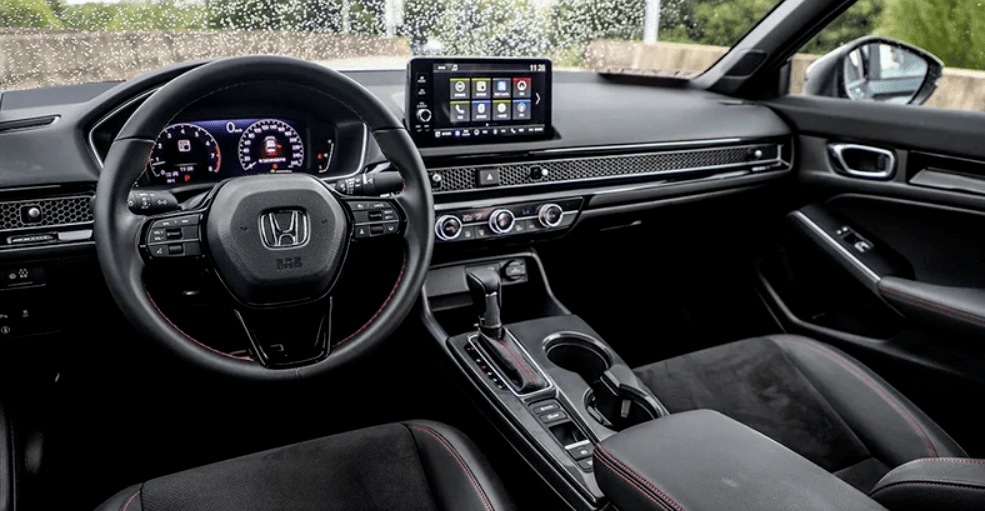 内饰方面,较现款思域更加的简洁,采用贯通式空调出风口,搭配9英寸悬浮