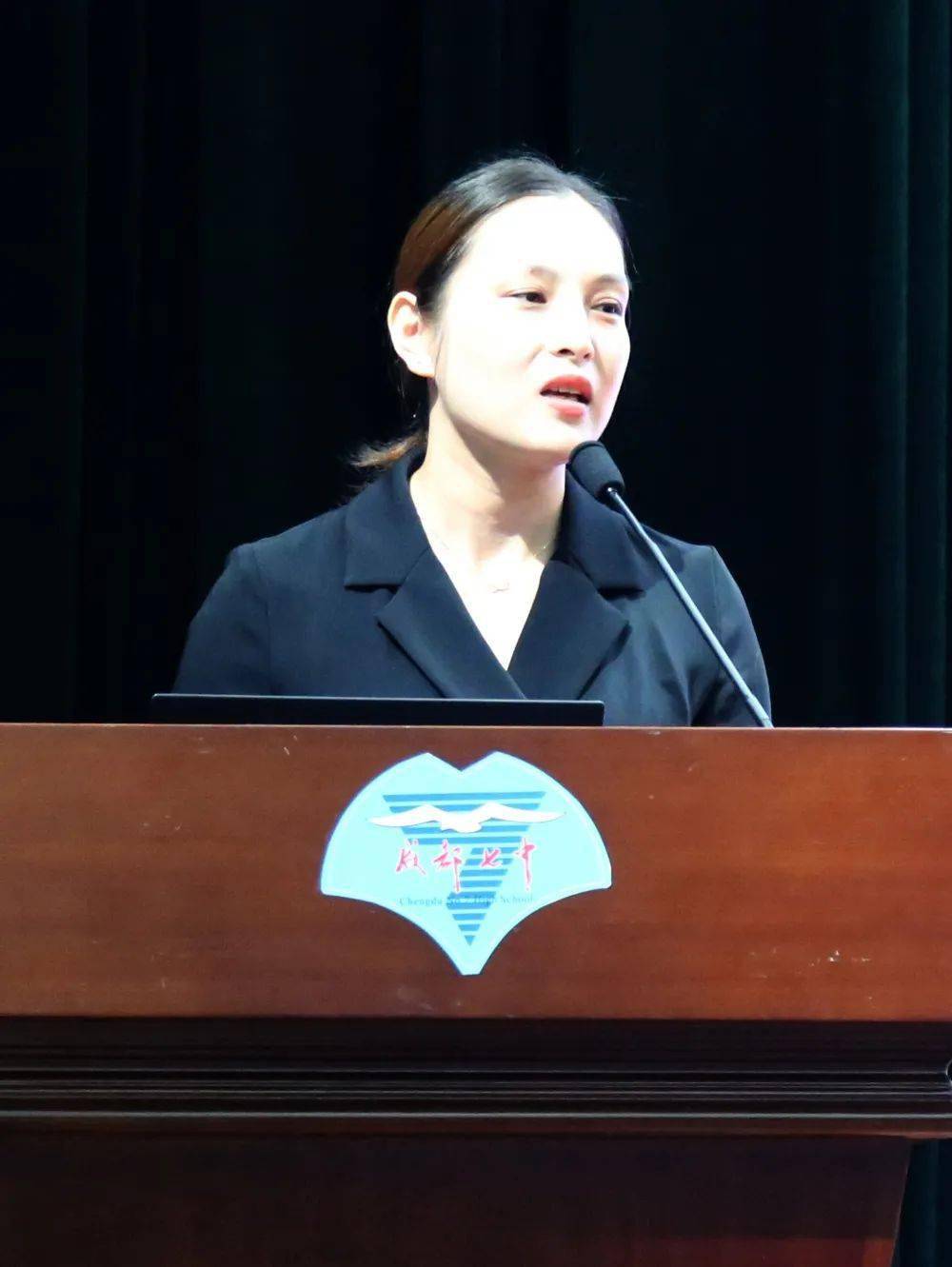 用热烈的掌声迎来了整场讲座的开幕,首先李艳主任致辞,成都市第五人民