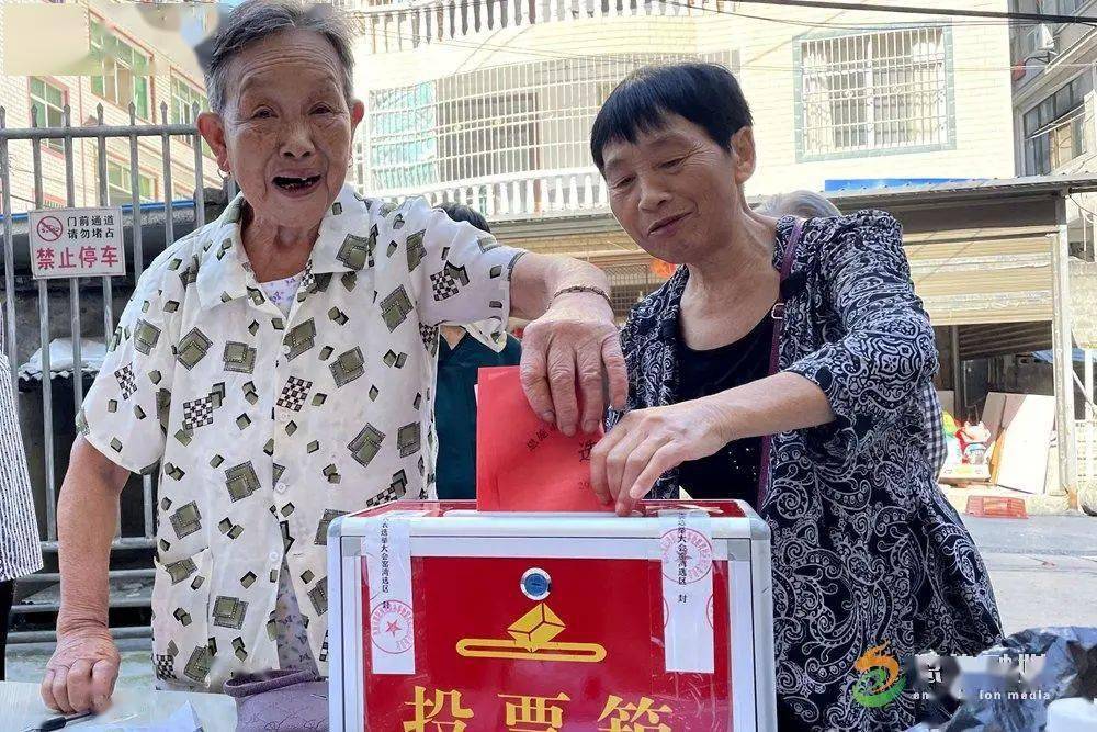 教育选区孝感幼儿园投票站选民正在投票.市二中投票站.
